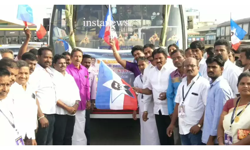 ரஜினி பிறந்த நாள் : இலவச போக்குவரத்து பேருந்து சேவை ஏற்பாடு செய்த ரசிகர்கள் ரஜினி பிறந்த நாள் : இலவச போக்குவரத்து பேருந்து சேவை ஏற்பாடு செய்த ரசிகர்கள்