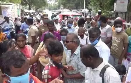 மதுரை ஆட்சியர் அலுவலகத்தில் குடியேறும் போராட்டம் மதுரை ஆட்சியர் அலுவலகத்தில் குடியேறும் போராட்டம்