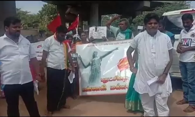 ராஜீவ்காந்தி கொலை வழக்கில் 7 பேரை விடுதலை செய்யக்கோரி மதுரையில் ஆர்ப்பாட்டம் ராஜீவ்காந்தி கொலை வழக்கில் 7 பேரை விடுதலை செய்யக்கோரி மதுரையில் ஆர்ப்பாட்டம்