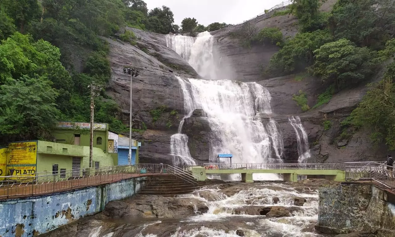 குற்றால அருவியில் தண்ணீர் வரத்து அதிகரிப்பு சுற்றுலா பயணிகள் குளிக்க தடை குற்றால அருவியில் தண்ணீர் வரத்து அதிகரிப்பு சுற்றுலா பயணிகள் குளிக்க தடை
