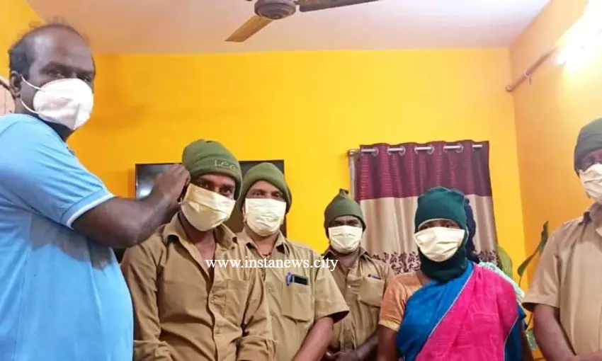 தூய்மை பணியாளருக்கு குல்லா அணிவித்த செயல் அலுவலர்! தூய்மை பணியாளருக்கு குல்லா அணிவித்த செயல் அலுவலர்!