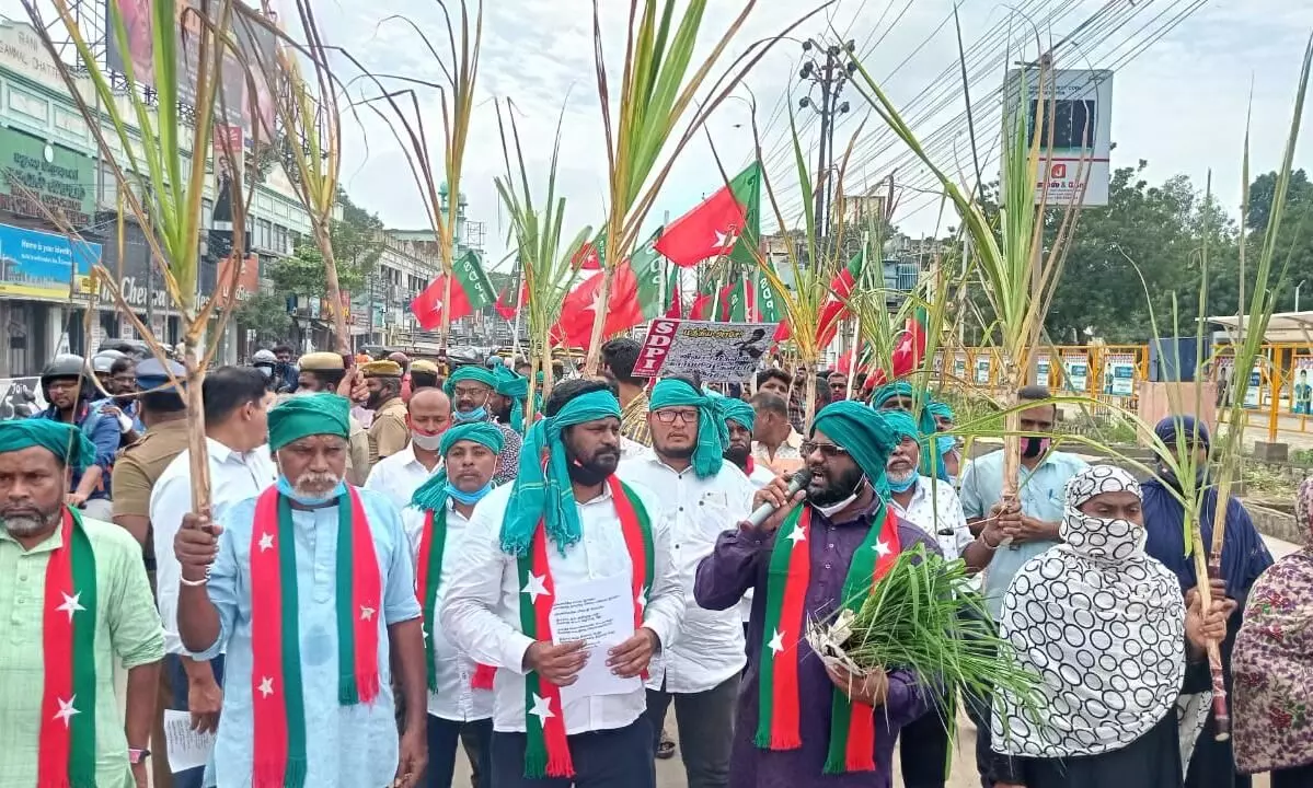 மதுரையில் எஸ்.டி.பி.ஐ கட்சி போராட்டம் மதுரையில் எஸ்.டி.பி.ஐ கட்சி போராட்டம்