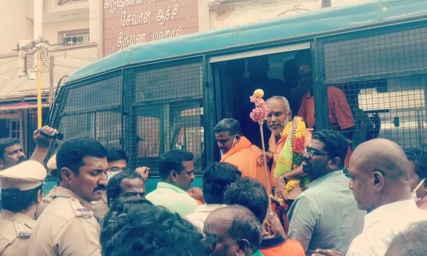 பாதயாத்திரை செல்ல தடை - விஹெச்பி தலைவர் கைது பாதயாத்திரை செல்ல தடை - விஹெச்பி தலைவர் கைது