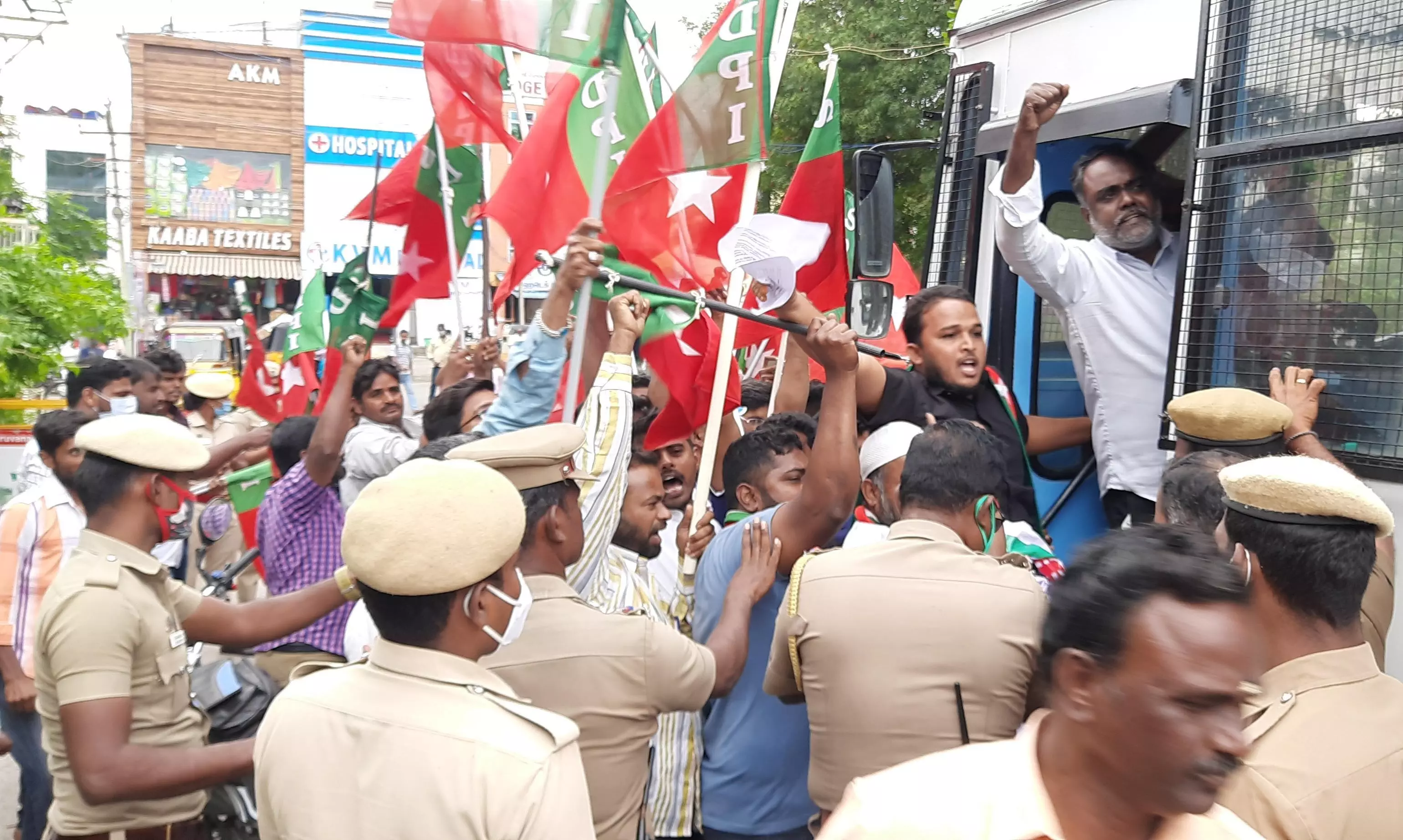 வேளாண் மசோதாக்களை திரும்ப பெறக்கோரி ஆர்ப்பாட்டம் வேளாண் மசோதாக்களை திரும்ப பெறக்கோரி ஆர்ப்பாட்டம்