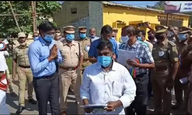 ஹெல்மெட் முக கவசம் அணிந்தவர்களுக்கு பாராட்டு ஹெல்மெட் முக கவசம் அணிந்தவர்களுக்கு பாராட்டு