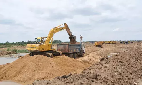 அரக்கோணம் அருகே மண் கடத்தல் லாரி மற்றும் பொக்லைன் எந்திரம் பறிமுதல்