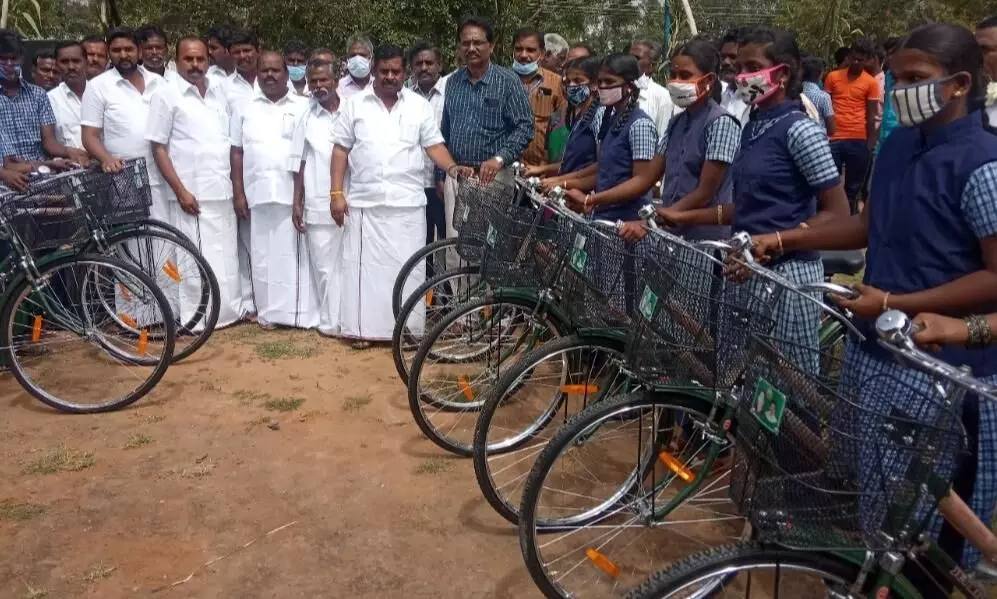 +1 மாணவர்களுக்கு விலையில்லா சைக்கிள்கள் வழங்கப்பட்டது +1 மாணவர்களுக்கு விலையில்லா சைக்கிள்கள் வழங்கப்பட்டது