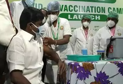 கொரோனா தடுப்பூசி செலுத்திக்கொண்ட அமைச்சர் கொரோனா தடுப்பூசி செலுத்திக்கொண்ட அமைச்சர்