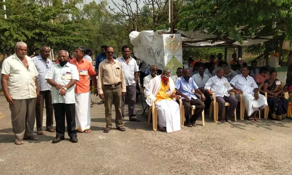 வெள்ளைக்கல் சுரங்கம்: மீண்டும் திறக்க வேண்டி போராட்டம் வெள்ளைக்கல் சுரங்கம்: மீண்டும் திறக்க வேண்டி போராட்டம்