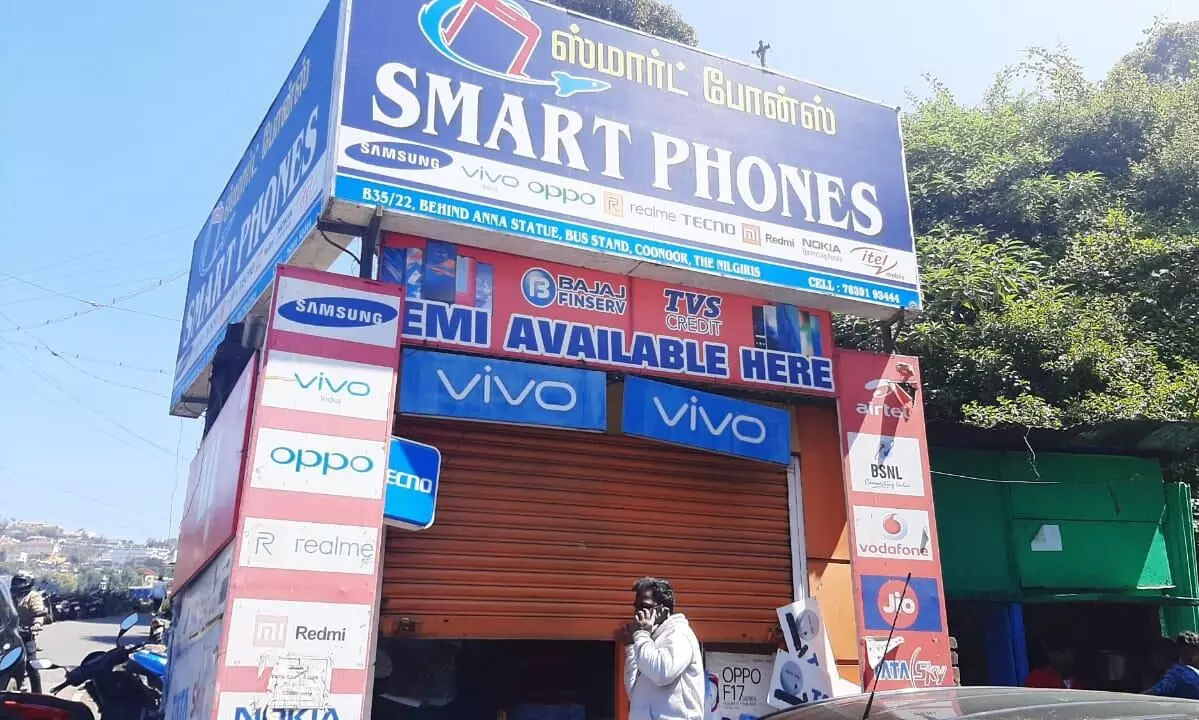 குன்னூர் செல்போன் கடையில் திருட்டு குன்னூர் செல்போன் கடையில் திருட்டு