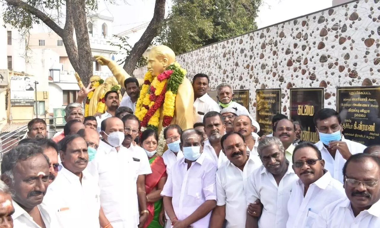 அண்ணா சிலைக்கு அதிமுகவினர் மரியாதை செலுத்தினர் அண்ணா சிலைக்கு அதிமுகவினர் மரியாதை செலுத்தினர்