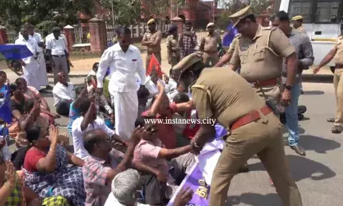 புதுக்கோட்டையில் அரசு ஊழியர்கள் சாலை மறியல்