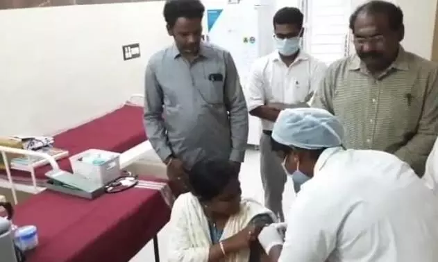மயிலாடுதுறை ஆட்சியருக்கு கொரோனா தடுப்பூசி மயிலாடுதுறை ஆட்சியருக்கு கொரோனா தடுப்பூசி