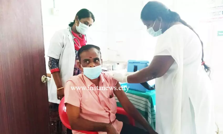 மதுராந்தகத்தில் கொரோனா தடுப்பூசி செலுத்தும் பணி மதுராந்தகத்தில் கொரோனா தடுப்பூசி செலுத்தும் பணி