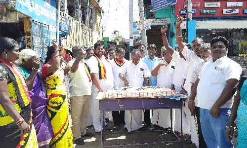 கொடி நாளை கேக் வெட்டி  கொண்டாடிய தேமுதிகவினர் கொடி நாளை கேக் வெட்டி  கொண்டாடிய தேமுதிகவினர்