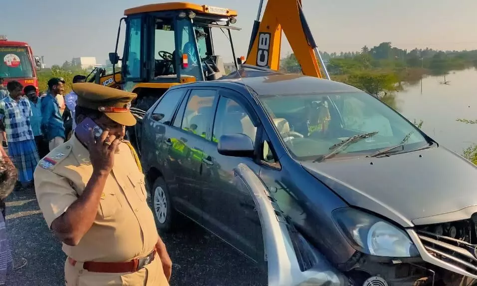 சாலை ஓர தடுப்பில் கார் மோதி விபத்து சாலை ஓர தடுப்பில் கார் மோதி விபத்து