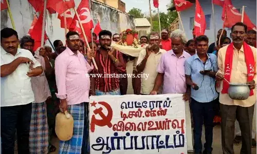 கேஸ் சிலிண்டருக்கு பாடை கட்டி ஆர்ப்பாட்டம்