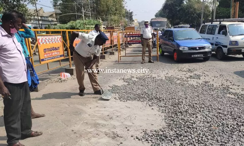 ஜல்லி கற்களை அகற்றிய காவல்துறை-பொதுமக்கள் பாராட்டு ஜல்லி கற்களை அகற்றிய காவல்துறை-பொதுமக்கள் பாராட்டு