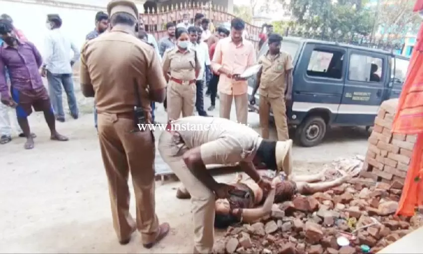 மனைவியை குத்தி, காரை ஏற்றி கொன்ற கணவன் மனைவியை குத்தி, காரை ஏற்றி கொன்ற கணவன்