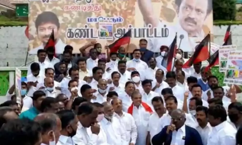 பெட்ரோல் விலை உயர்வை கண்டித்து ஆர்பாட்டம் பெட்ரோல் விலை உயர்வை கண்டித்து ஆர்பாட்டம்