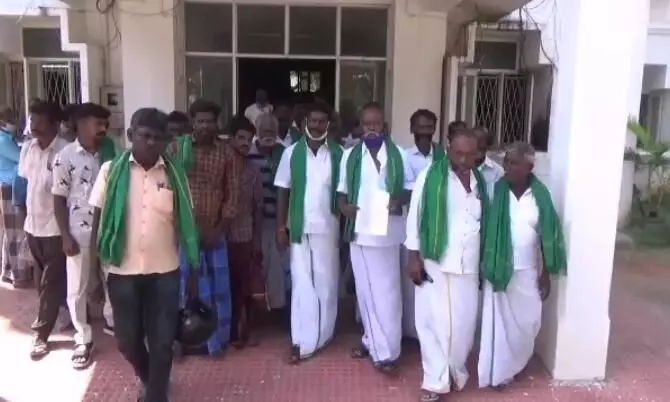 தடுப்பணை உடைப்பு: விவசாயிகள் வேதனை தடுப்பணை உடைப்பு: விவசாயிகள் வேதனை