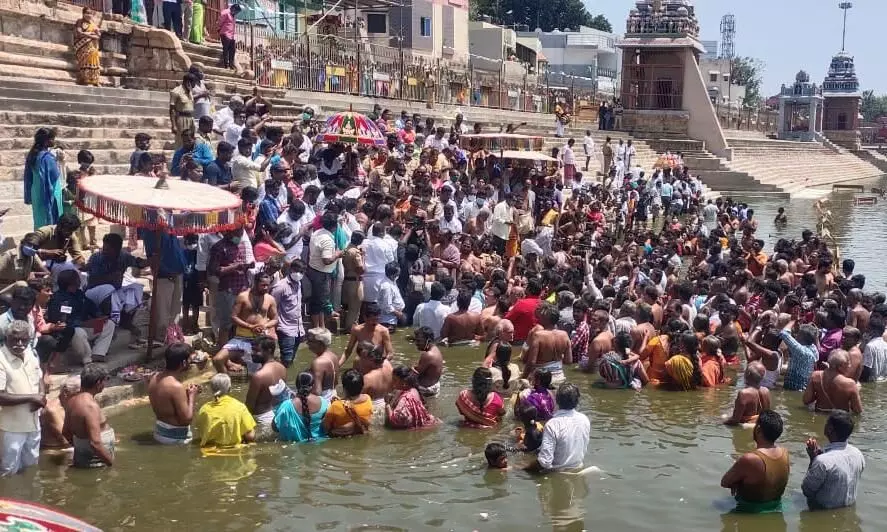 மகாமகம்: ஆயிரக்கணக்கான பக்தர்கள் நீராடல் மகாமகம்: ஆயிரக்கணக்கான பக்தர்கள் நீராடல்