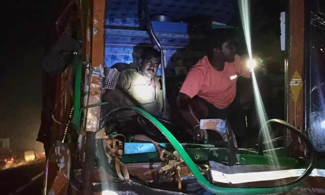 வாகனத்திற்குள் சிக்கிய லாரி ஓட்டுனர் மீட்பு வாகனத்திற்குள் சிக்கிய லாரி ஓட்டுனர் மீட்பு
