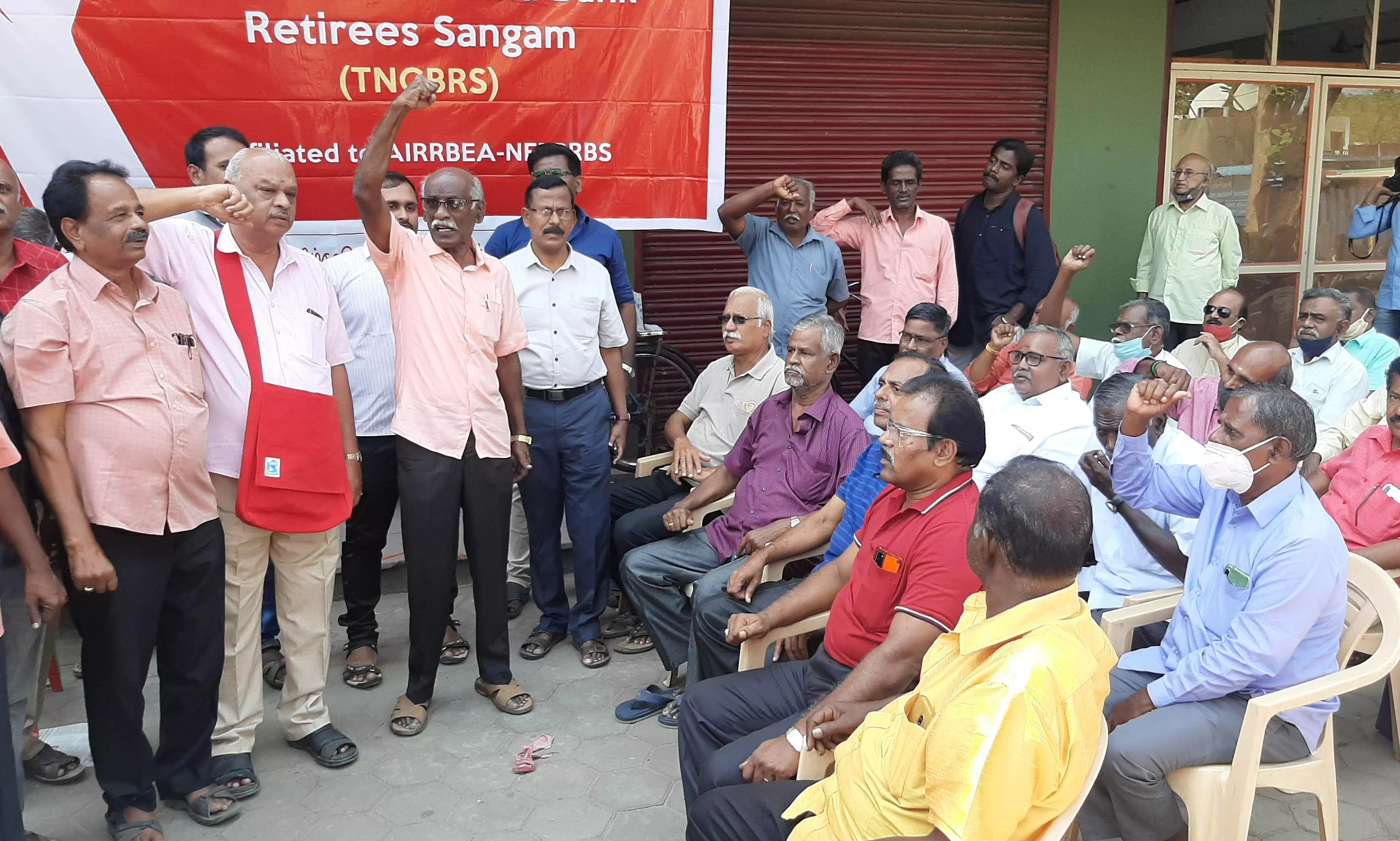 ஓய்வு பெற்ற வங்கி ஊழியர்கள் ஆர்ப்பாட்டம் ஓய்வு பெற்ற வங்கி ஊழியர்கள் ஆர்ப்பாட்டம்
