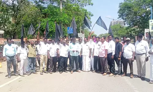 நிலா கமிட்டியின் உத்தரவை ரத்து செய்யக்கோரி வீடுகளில் கருப்பு கொடி ஏற்றி பொதுமக்கள் போராட்டம் நிலா கமிட்டியின் உத்தரவை ரத்து செய்யக்கோரி வீடுகளில் கருப்பு கொடி ஏற்றி பொதுமக்கள் போராட்டம்