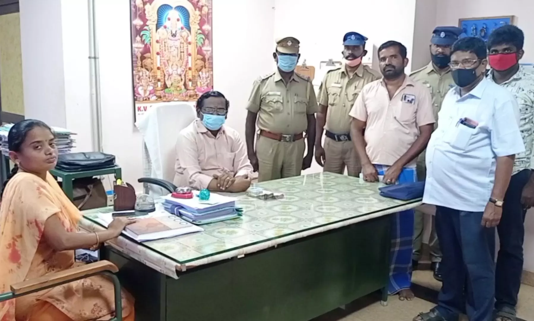 வாகன சோதனையில் ஒரு லட்சம் பணம் பறிமுதல் வாகன சோதனையில் ஒரு லட்சம் பணம் பறிமுதல்