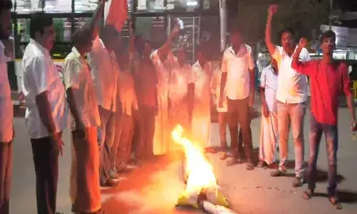 தேமுதிக எல்.கே.சுதிஷ் உருவ பொம்மை எரித்து அதிமுக ஆர்பாட்டம் தேமுதிக எல்.கே.சுதிஷ் உருவ பொம்மை எரித்து அதிமுக ஆர்பாட்டம்