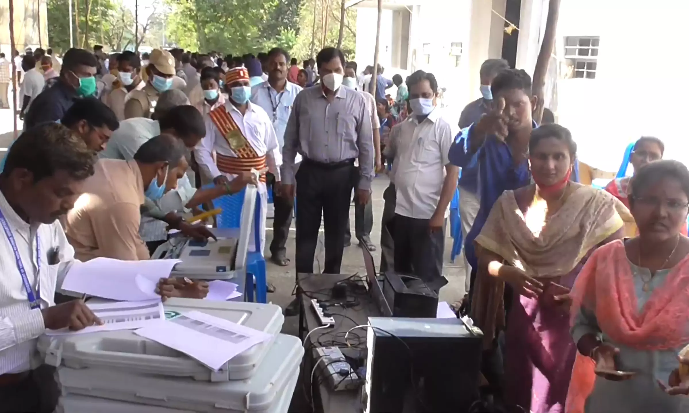 ராணிப்பேட்டை: வாக்கு இயந்திரங்கள் அனுப்பும் பணி தொடங்கியது ராணிப்பேட்டை: வாக்கு இயந்திரங்கள் அனுப்பும் பணி தொடங்கியது