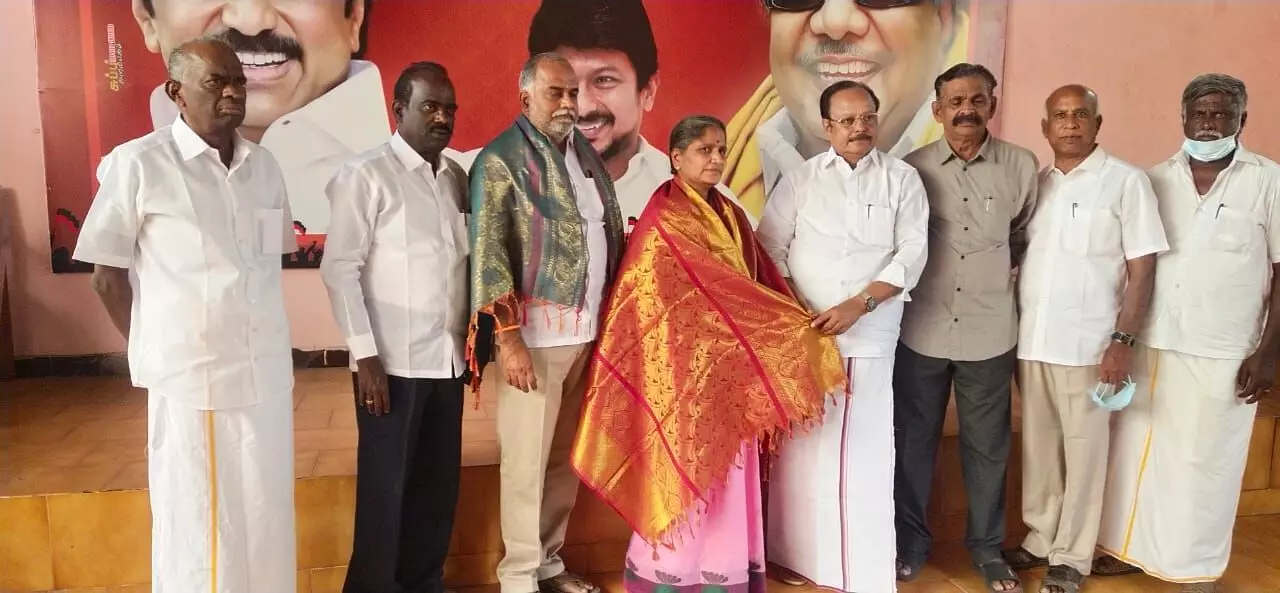 அதிமுக ஊராட்சி மன்றத் தலைவர் திமுகவில் இணைந்தார் அதிமுக ஊராட்சி மன்றத் தலைவர் திமுகவில் இணைந்தார்