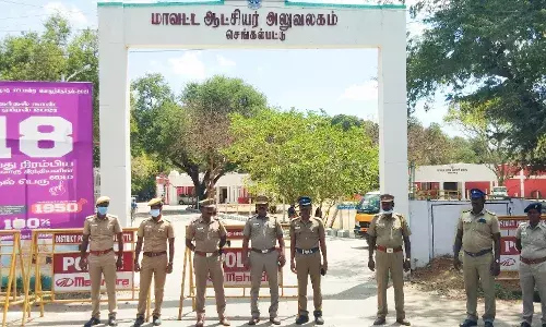 தேர்தலையொட்டி  செங்கல்பட்டு கலெக்டர் அலுவலகத்திற்கு போலீஸ்  பாதுகாப்பு தேர்தலையொட்டி  செங்கல்பட்டு கலெக்டர் அலுவலகத்திற்கு போலீஸ்  பாதுகாப்பு