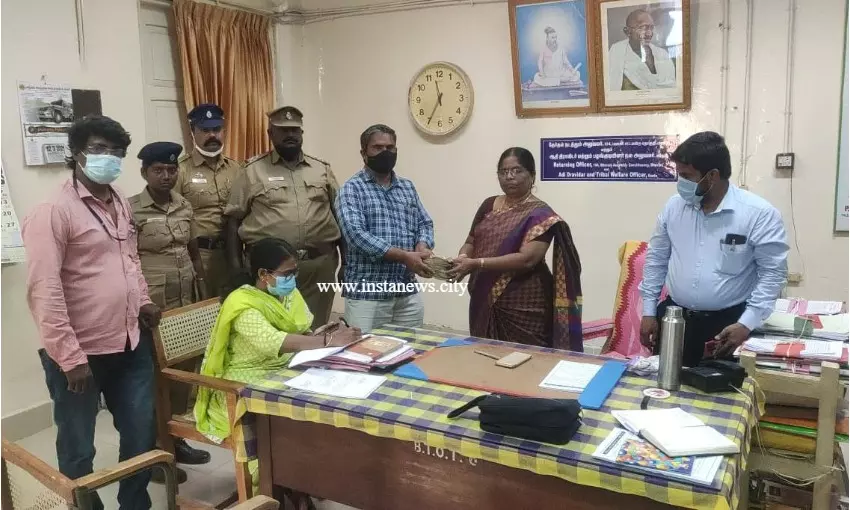 ஆவணங்கள் இன்றி எடுத்து சென்ற ரூ.3.45 லட்சம் பறிமுதல் ஆவணங்கள் இன்றி எடுத்து சென்ற ரூ.3.45 லட்சம் பறிமுதல்