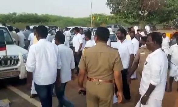 திமுகவினர் மோதல்: தடுத்த போலீசாருக்கு அடி திமுகவினர் மோதல்: தடுத்த போலீசாருக்கு அடி