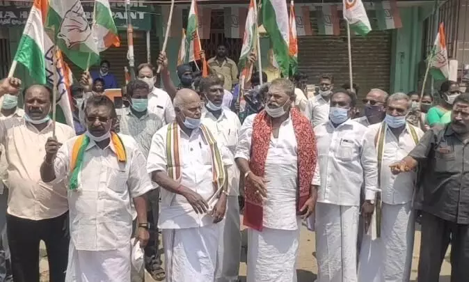 வேட்பாளரை மாற்றக்கோரி காங்கிரசார் ஆர்ப்பாட்டம் வேட்பாளரை மாற்றக்கோரி காங்கிரசார் ஆர்ப்பாட்டம்