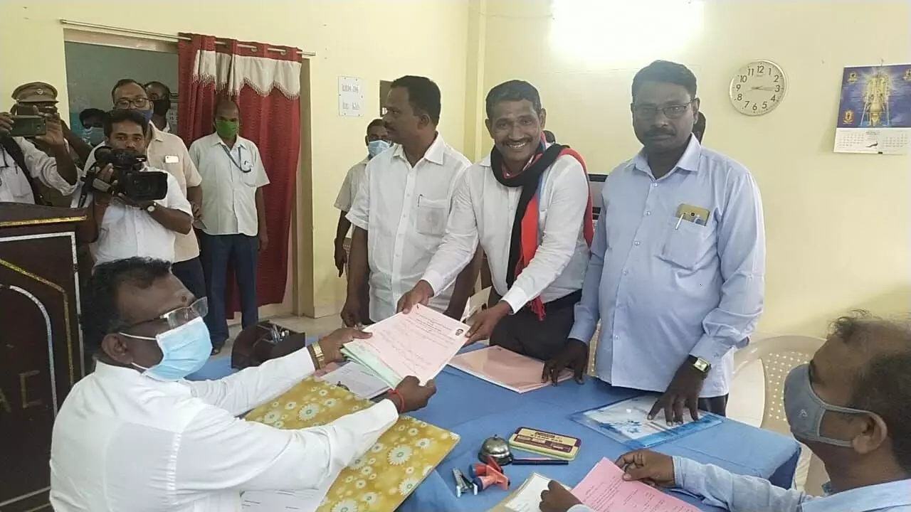விசிக வேட்பாளர் மனு தாக்கல் விசிக வேட்பாளர் மனு தாக்கல்