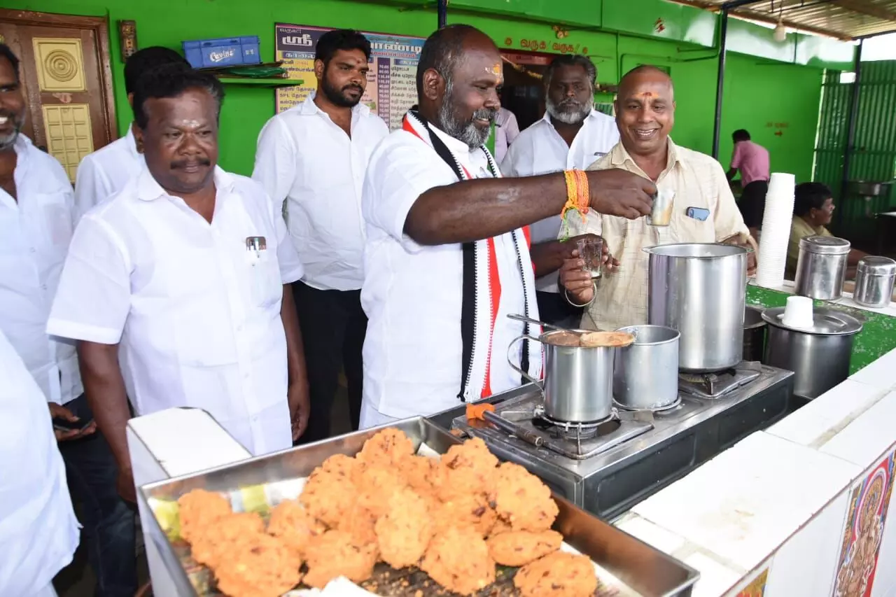 டீ தயாரித்து மக்களுக்கு வழங்கி அசத்திய அமைச்சர் ஆர்.பி.உதயகுமார் டீ தயாரித்து மக்களுக்கு வழங்கி அசத்திய அமைச்சர் ஆர்.பி.உதயகுமார்