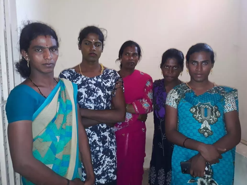 லாரி ஓட்டுனரை ஏமாற்றி 5 ஆயிரம் பணம் பறித்த 5 திருநங்கைகள். லாரி ஓட்டுனரை ஏமாற்றி 5 ஆயிரம் பணம் பறித்த 5 திருநங்கைகள்.