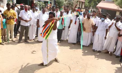 சிலம்பம் சுற்றிய வேட்பாளர்- பொதுமக்கள் ஆரவாரம்