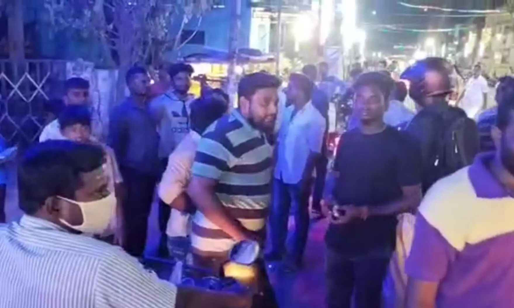 பழம் விற்கும் மூதாட்டியிடம் தகராறு செய்த பயிற்சி காவலர்கள் பழம் விற்கும் மூதாட்டியிடம் தகராறு செய்த பயிற்சி காவலர்கள்
