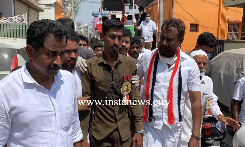 மயக்கமடைந்த தொண்டர்- ஆசுவாசப்படுத்திய அமைச்சர் மயக்கமடைந்த தொண்டர்- ஆசுவாசப்படுத்திய அமைச்சர்