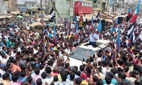 விழுப்புரத்தில் திருமா வாக்கு சேகரிப்பு விழுப்புரத்தில் திருமா வாக்கு சேகரிப்பு
