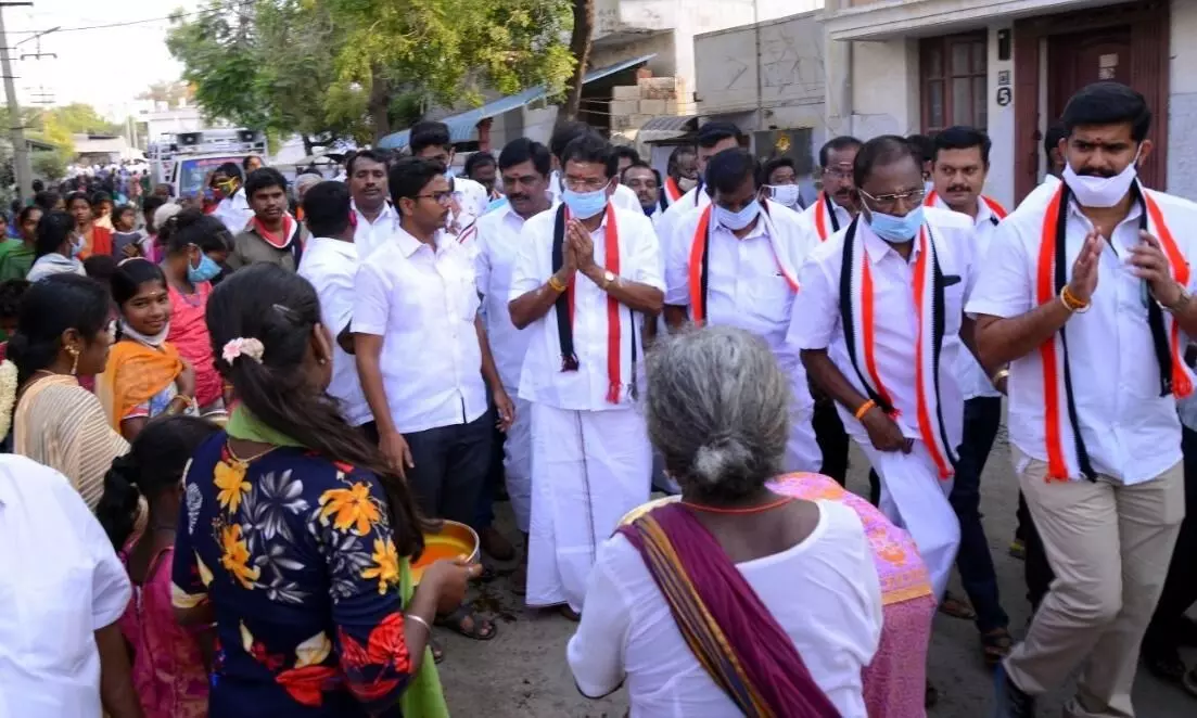 நெசவு தொழில் மேம்பாட்டுக்கு உதவி: அ.தி.மு.க வேட்பாளர் உறுதி நெசவு தொழில் மேம்பாட்டுக்கு உதவி: அ.தி.மு.க வேட்பாளர் உறுதி