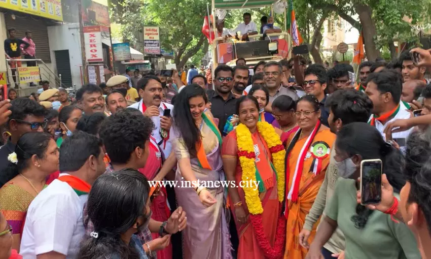 நடனமாடி பாஜகவிற்கு வாக்கு சேகரித்த நடிகை நமீதா நடனமாடி பாஜகவிற்கு வாக்கு சேகரித்த நடிகை நமீதா