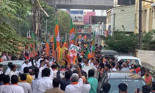 கோவையில் மாட்டு வண்டியில் வந்து பிரசாரம் செய்த வானதி சீனிவாசன்