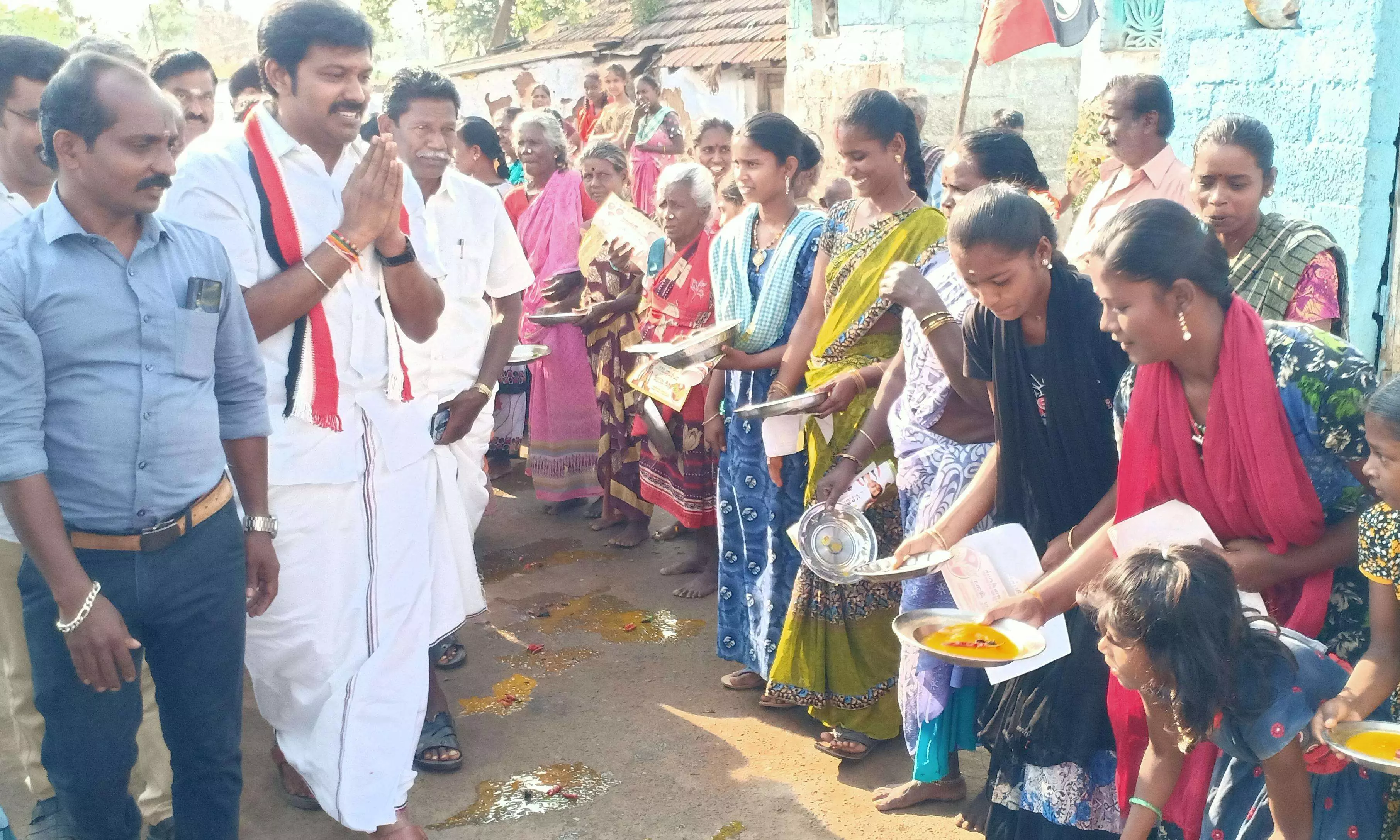 அதிமுக வேட்பாளருக்கு பூரண கும்பத்துடன் வரவேற்பு அதிமுக வேட்பாளருக்கு பூரண கும்பத்துடன் வரவேற்பு