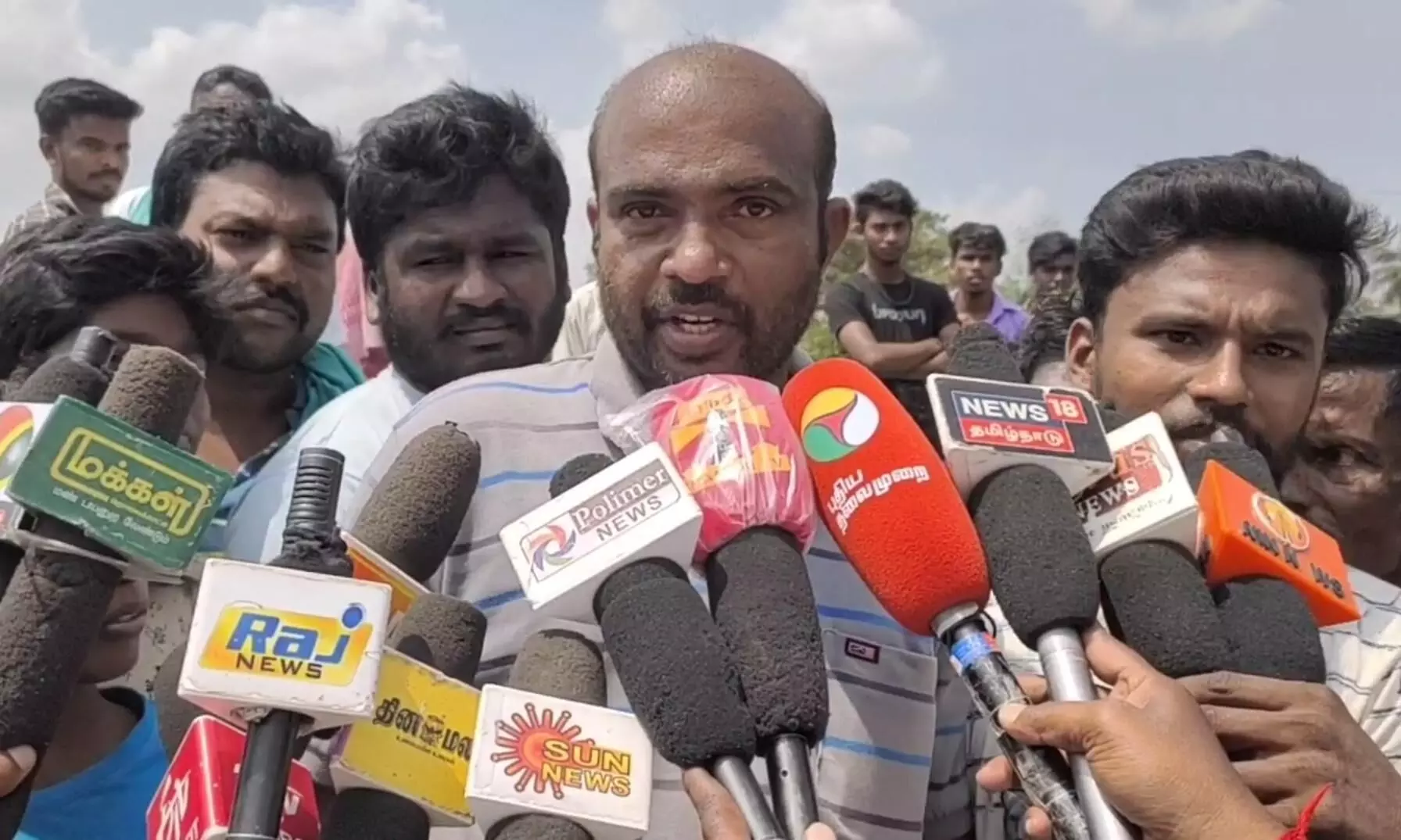 பலத்த சத்தத்துடன் நிலஅதிர்வு பலத்த சத்தத்துடன் நிலஅதிர்வு