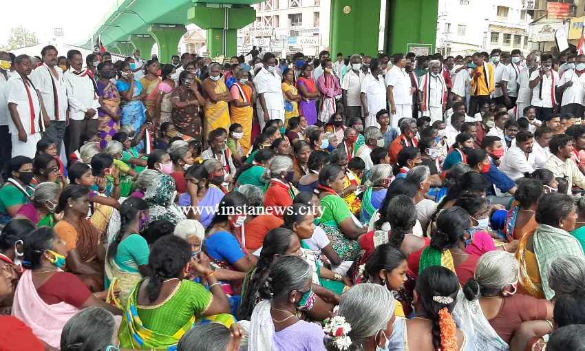 ஆ.ராசா உருவ பொம்மையை எரித்து அதிமுக ஆர்ப்பாட்டம் ஆ.ராசா உருவ பொம்மையை எரித்து அதிமுக ஆர்ப்பாட்டம்